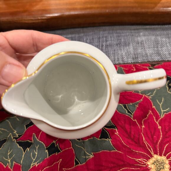 Fitz & Floyd St. Nicholas 1978 Christmas Pattern Covered Sugar & Creamer Set - Picture 7 of 7